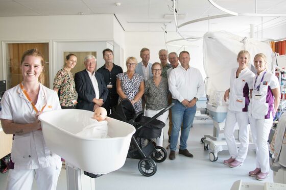 Nieuwe verrijdbare babybadjes, hemeltjes en wandelwagen voor afdeling Neonatologie