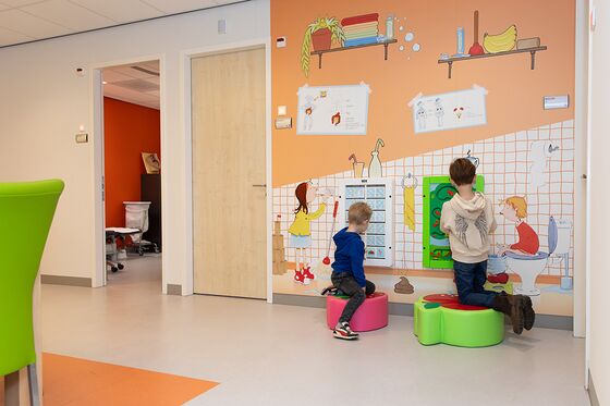 Creatieve oplossing voor jonge bezoekers: speelse wand in wachtkamer